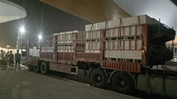 ▲加班加点，，，，，连夜运货卸货